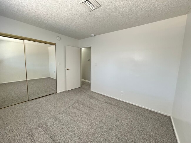 Building Photo - Single Story Home 5-Beds 2-Bath No HOA!
