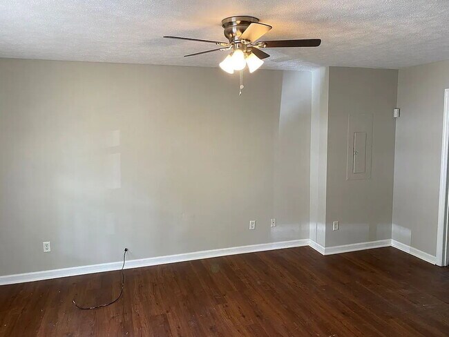 Building Photo - "Charming 3-Bed Home with Spacious Layout in Chattanooga!"