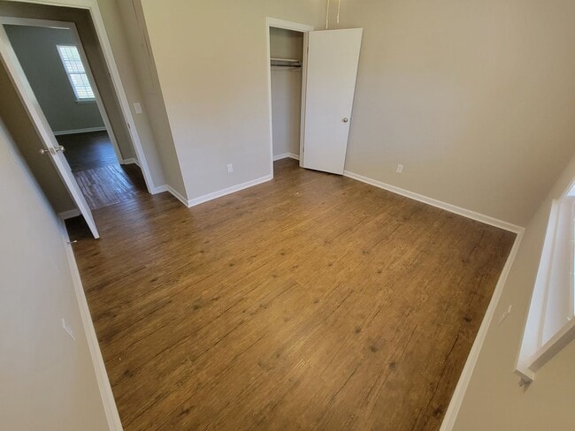 Building Photo - 014 University Ct