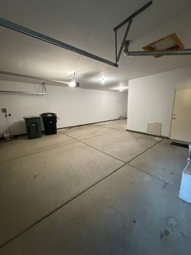 Building Photo - 549 Cascade Dr