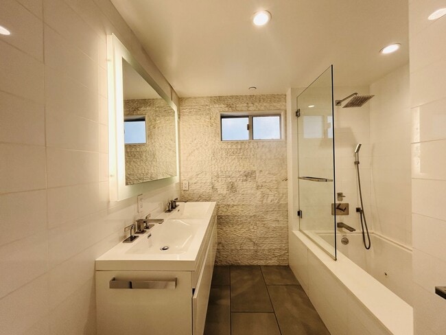 Building Photo - 947 4th St