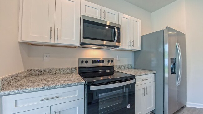 Building Photo - Spacious Townhome!