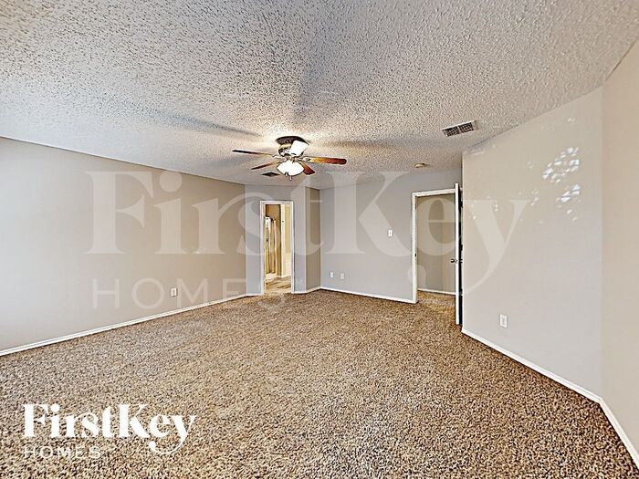 Building Photo - 1001 Mazourka Dr