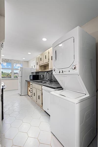 Building Photo - 250 Jacaranda Dr
