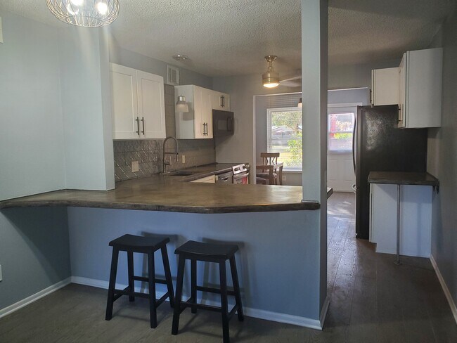 Gourmet kitchen with large peninsula island - 2416 Wrld Pkwy Blvd