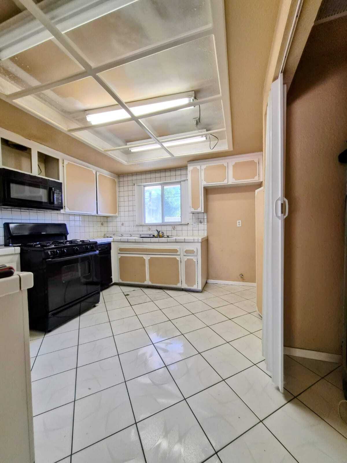Building Photo - 8834 Palmetto Ave