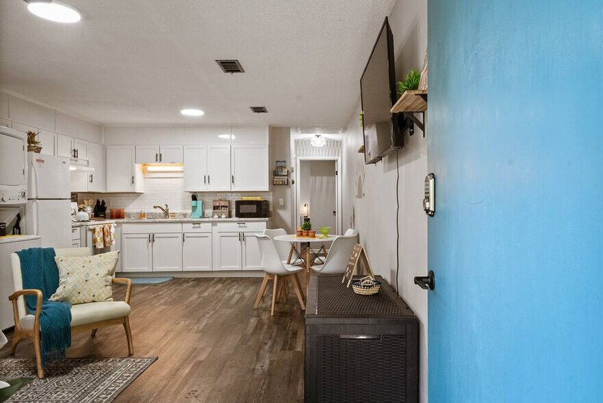 Building Photo - 2001 N 61st Ave