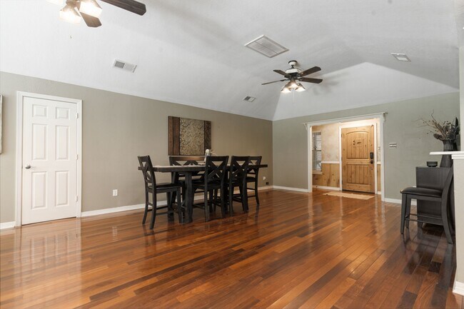 Building Photo - 223 Pin Oak Ln