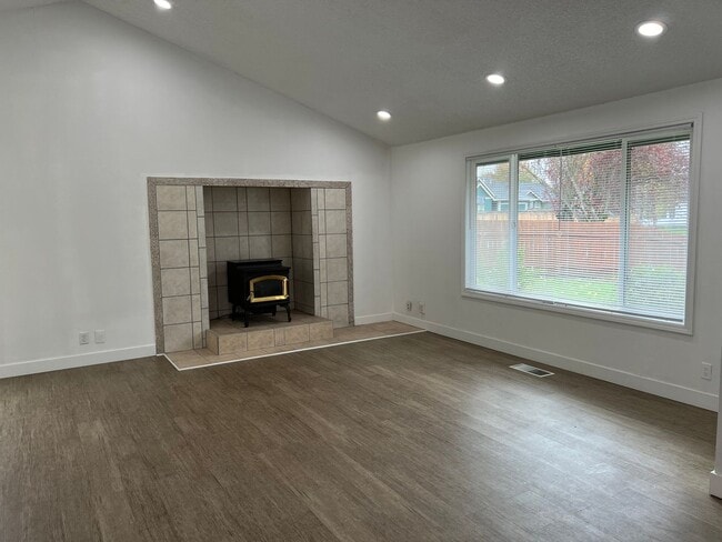 Building Photo - Beautiful 3 bedroom 2 bath house in Eugene!