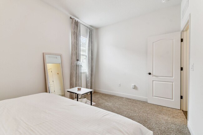 Building Photo - Spacious 4 Bed, 2 Bath Single Family Home ...