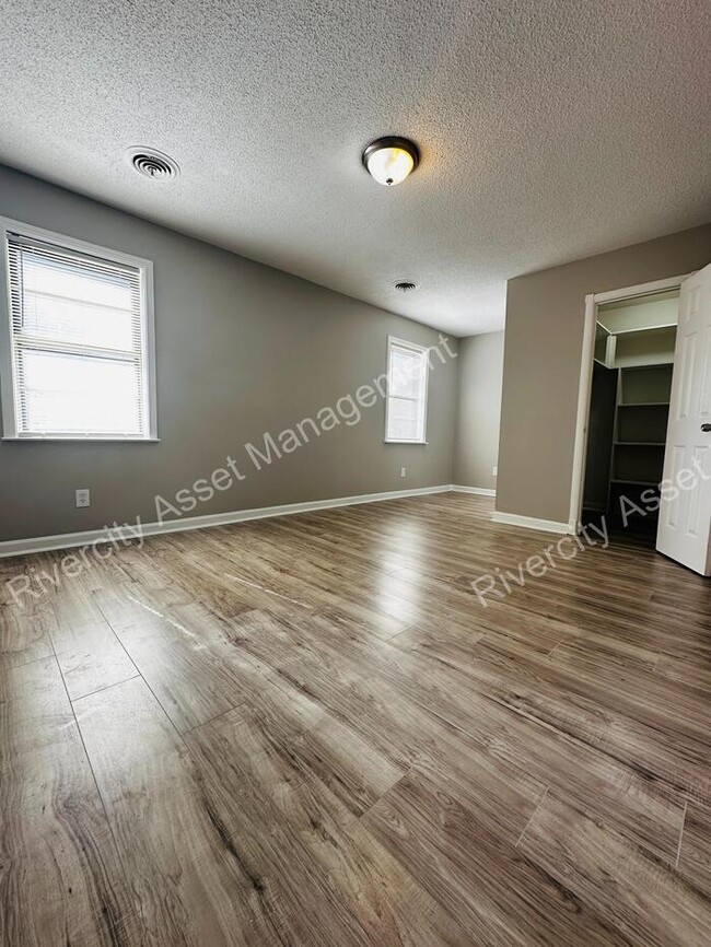 Building Photo - Lovely 4 Bedroom Home!!! Section 8 Friendl...