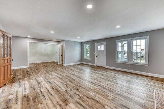 Building Photo - 5 Bedroom / 3.5 Bath Home Blountville, TN