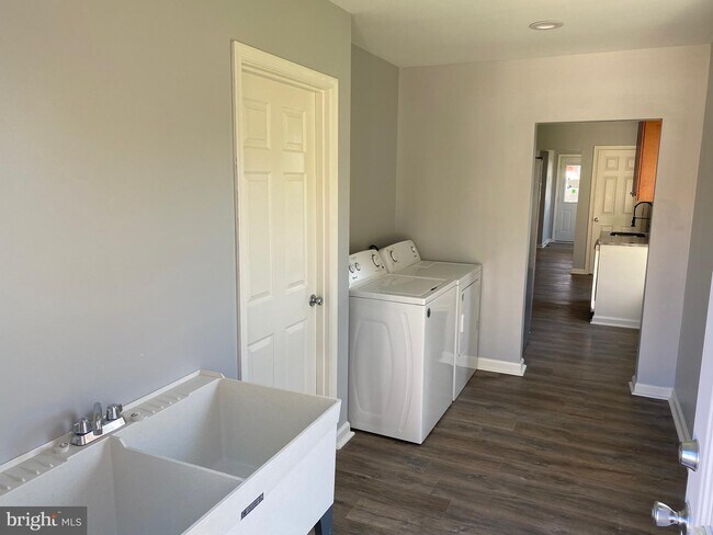 Building Photo - 2605 Maple Ave