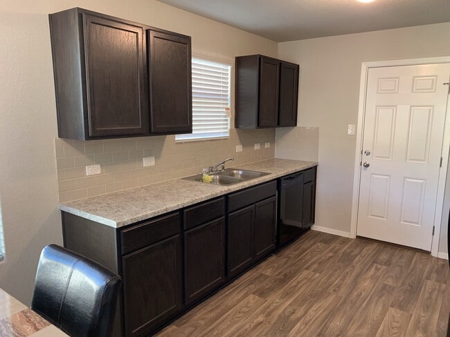 Building Photo - CUTE ONE STORY HOME FEATURING 3 BEDROOMS /...