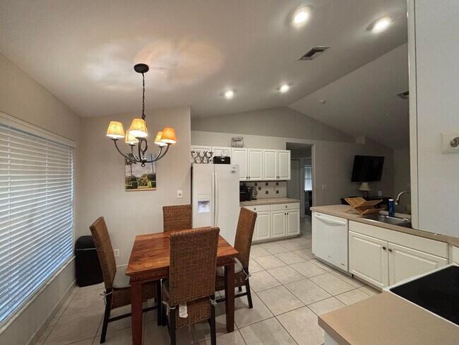 Building Photo - 1094 Raintree Ln