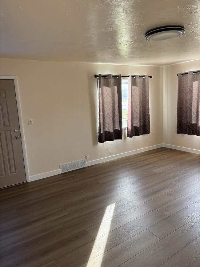 Building Photo - 296 S 100 E