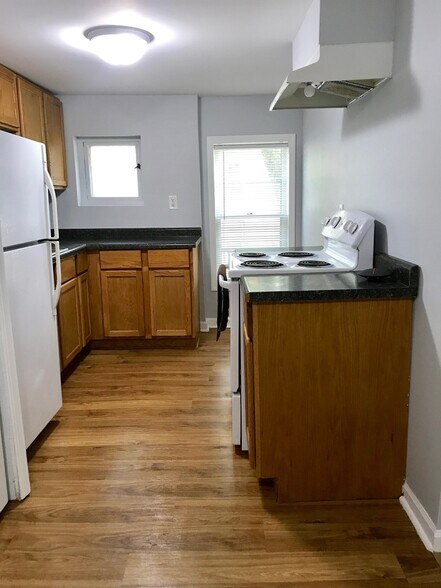 Building Photo - 410 E 9th St