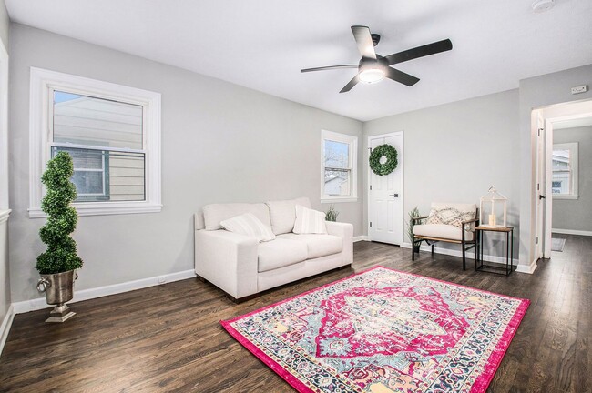 Building Photo - Completely Renovated 2 Bedroom House!