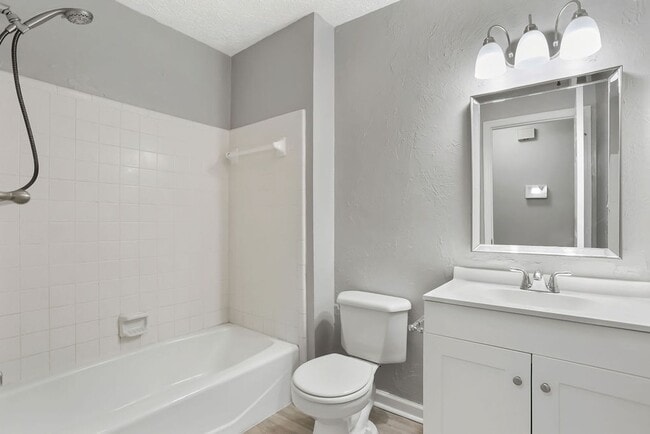 Building Photo - 3 bedroom 2 bath home in Village Green