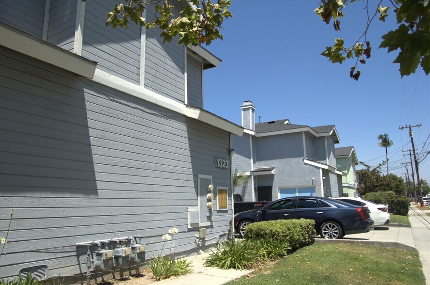 Building Photo - 1323 W Palmyra Ave