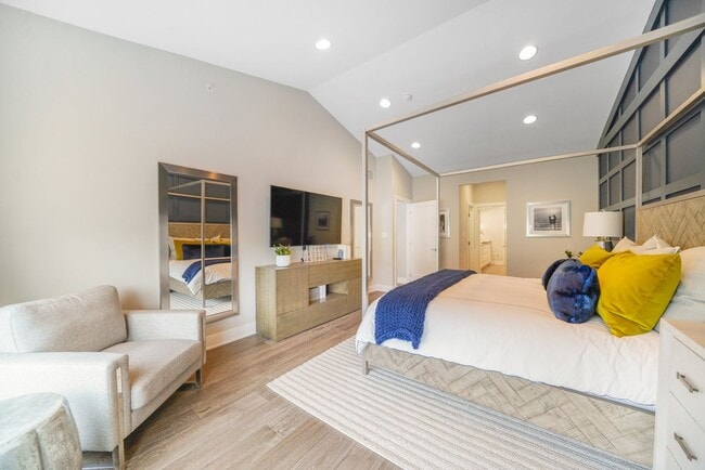 Building Photo - Luxury Fully Furnished 3 Bed 3.5 Bath Town...