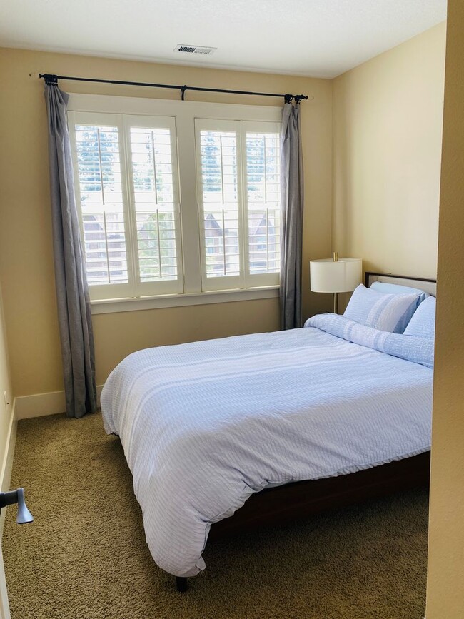Building Photo - Incredible Custom Townhome