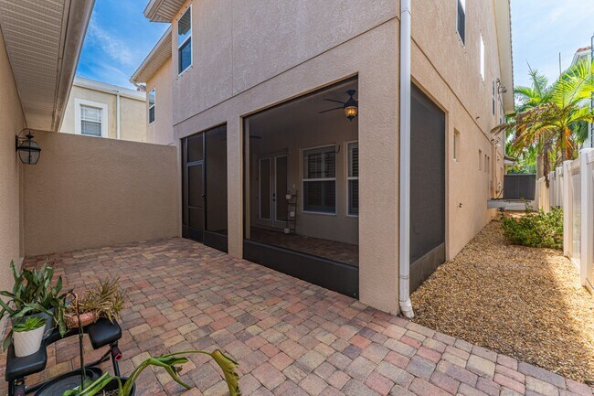 Building Photo - Stunning David weekly designed 3 BR+ OFFICE/ 2.5 BA / 2 Car executive townhouse in Hyde Park / So...