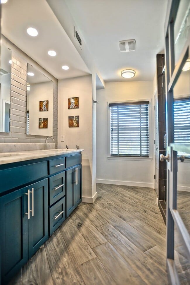 Building Photo - Gorgeous Single Family Home Located In Midtown. Huge Fenced in Backyard!