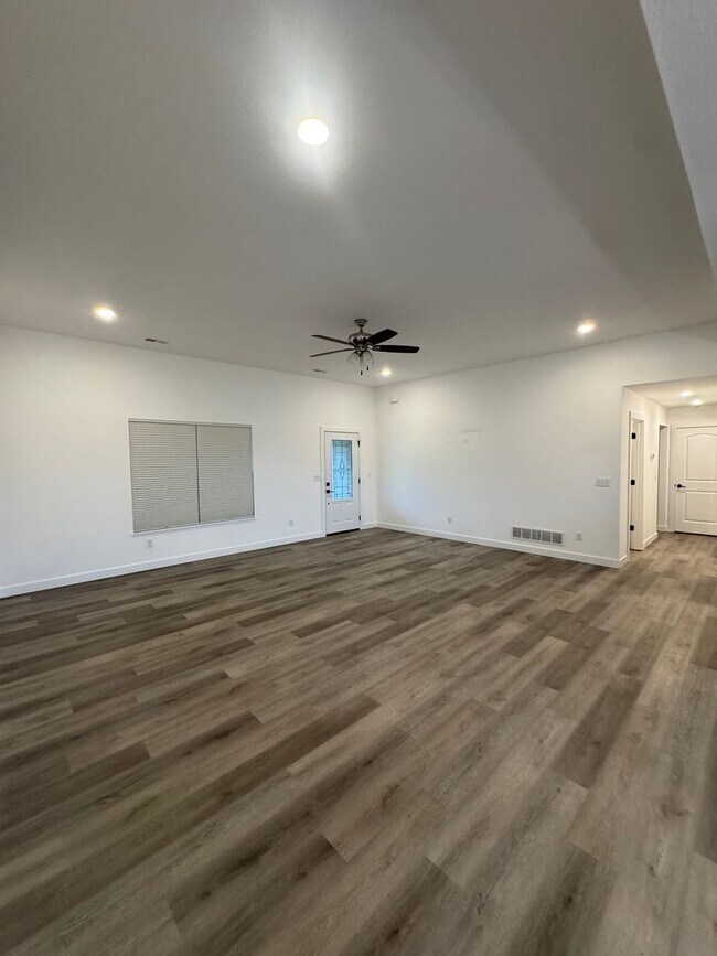 Building Photo - 3 bedroom 2 bath house