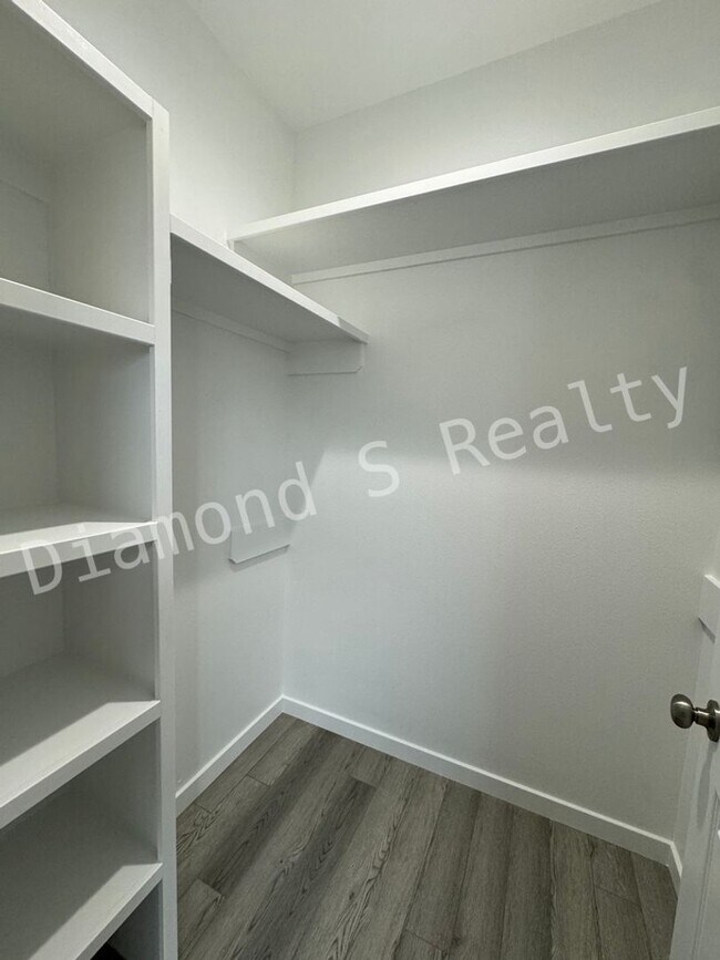 Building Photo - 2124 N Bradbury Ln