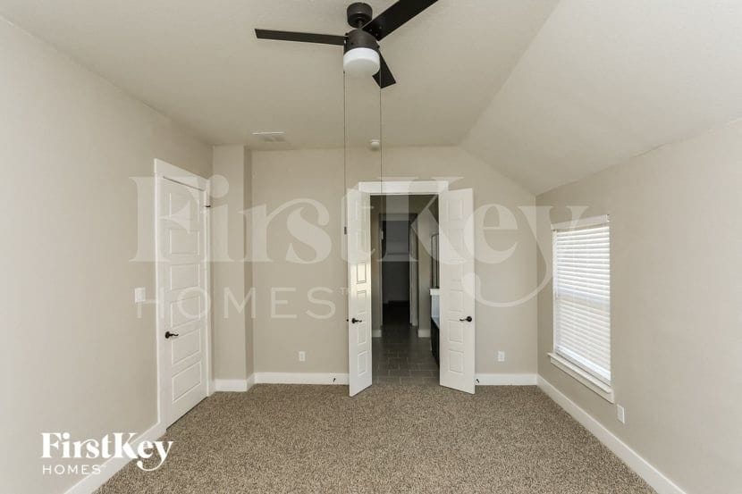 Building Photo - 537 Windrow Ln