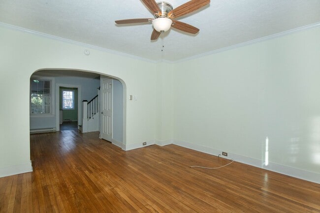 Building Photo - 2 Bedroom, 1.5 Bath, Duplex in Historic Martinsburg, WV