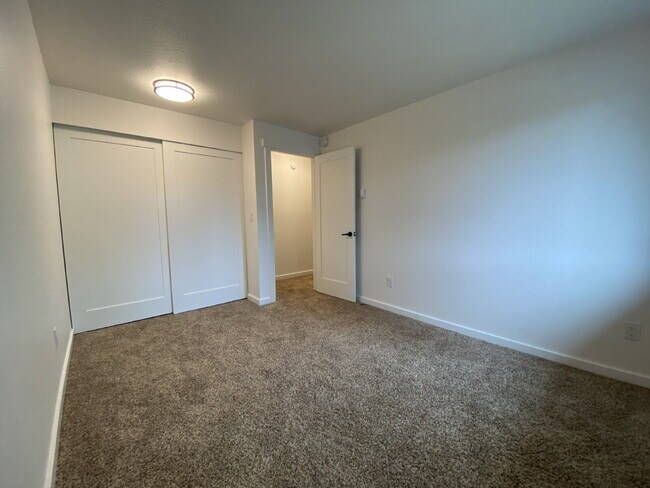 Building Photo - Spacious 3-Bedroom Remodeled Townhome in F...