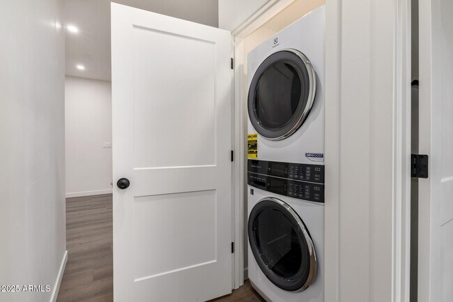 Building Photo - 12005 N Panorama Dr