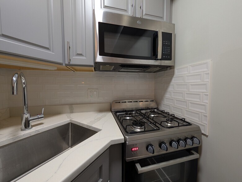 Building Photo - 503 W Belmont Ave