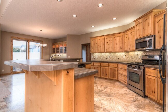 Building Photo - Award-winning, custom-built home in the highly-desired Cascade View Estates