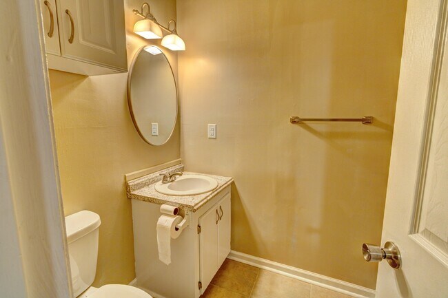 Building Photo - 334 Pine Ave