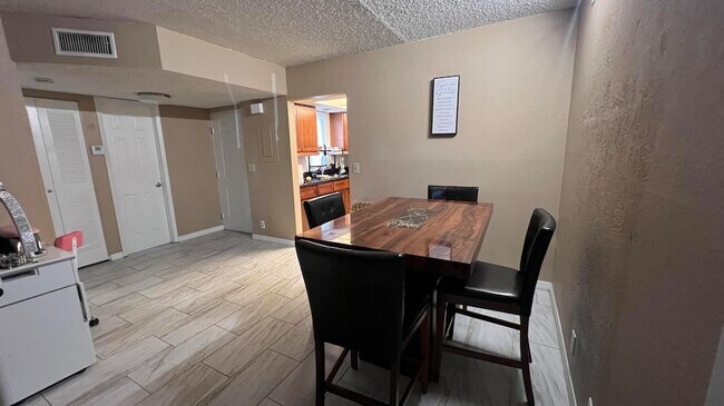 Building Photo - 1524 SE Royal Green Cir