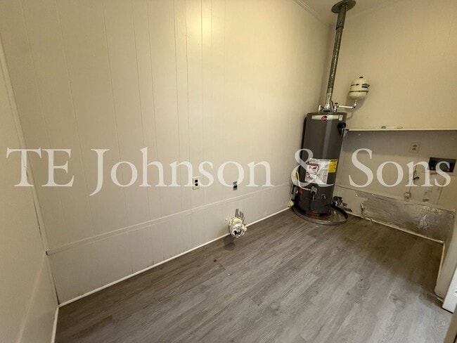 Building Photo - 3BR Home with Stainless Steel Appliances, Hardwood Floors & Carport