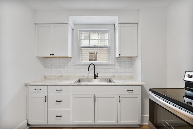 Building Photo - COMING SOON - 3 BEDROOM HOUSE ON SPRING ST