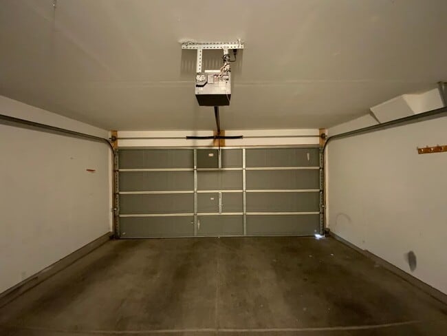 Building Photo - 3 Bedroom Home Available In Gated Communit...
