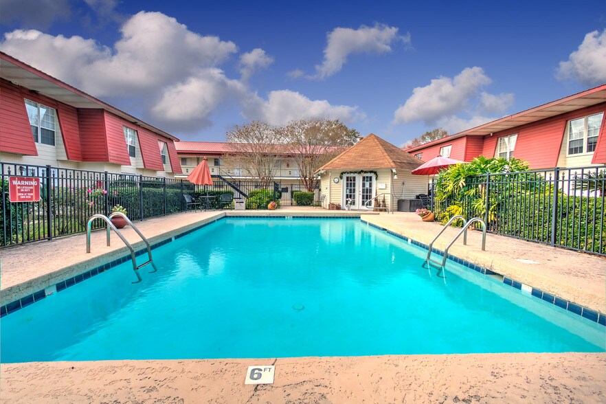 Primary Photo - Chateau Tourraine Apartments