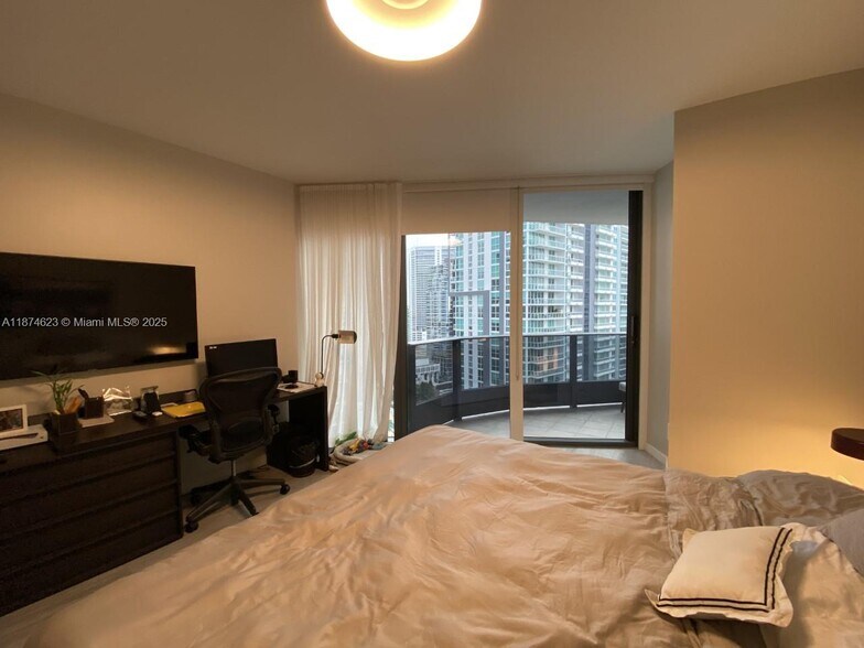 Building Photo - 1000 Brickell Plz