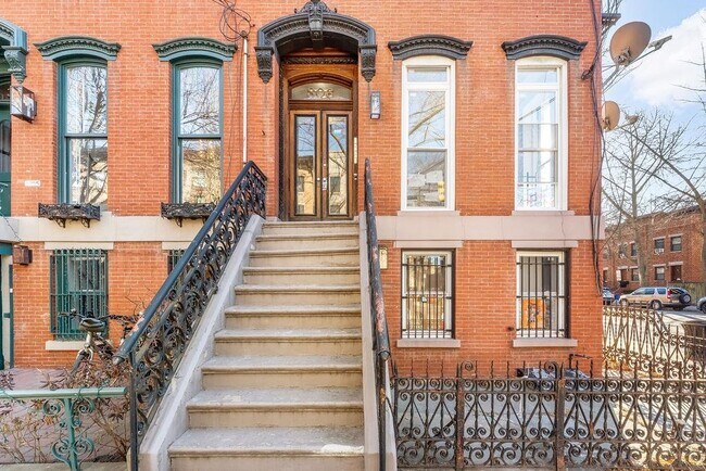 Building Photo - 306 Varick St