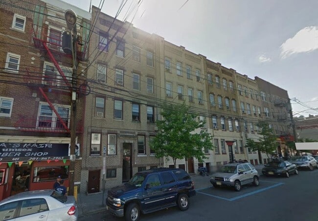 Building Photo - 405 61st St