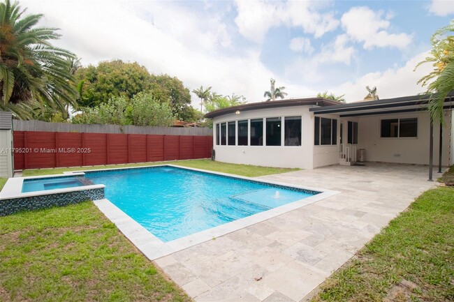 Building Photo - 3722 Royal Palm Ave