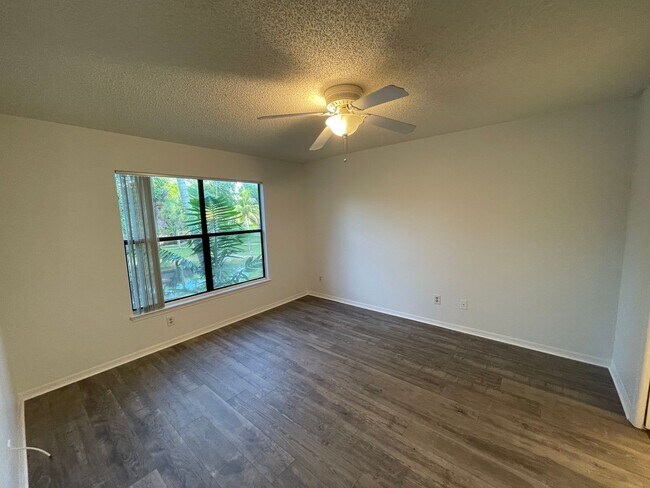 Building Photo - ANNUAL RENTAL - OASIS- 2 BED 2 BATH 2ND FLOOR