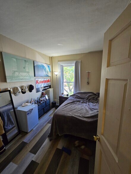 Small bedroom / office space facing Main St - 41 Main St