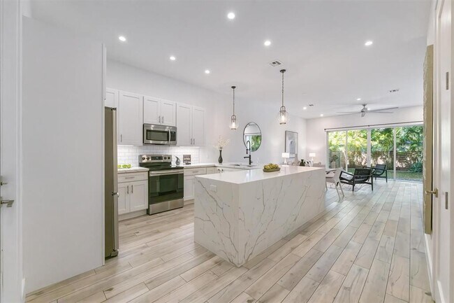 Building Photo - 1121 SW 2nd Ct