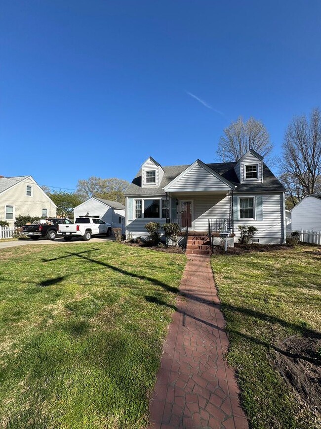 Building Photo - 5 Bed 2 Bath Home for Rent in Chesapeake!